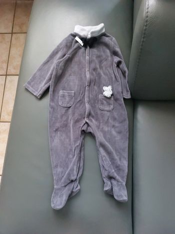 Pyjama tape à l'œil.