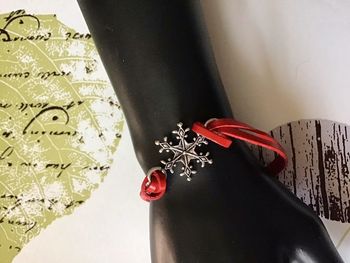 Bracelet en cuir rouge étoile