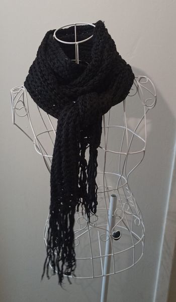 Magnifique écharpe longue en maille noire