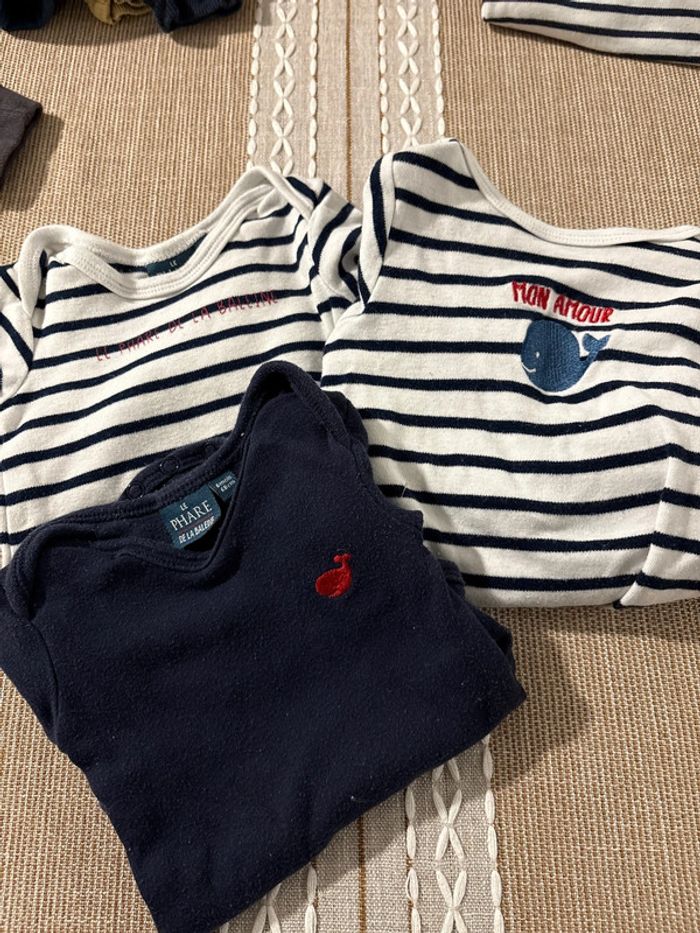 Lot de 2 bodys et 1 pyjama (T 6 mois)