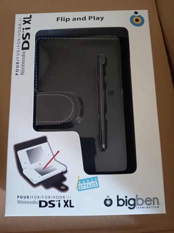 Housse Flip and Play Nintendo DSi XL + stylet – neuve