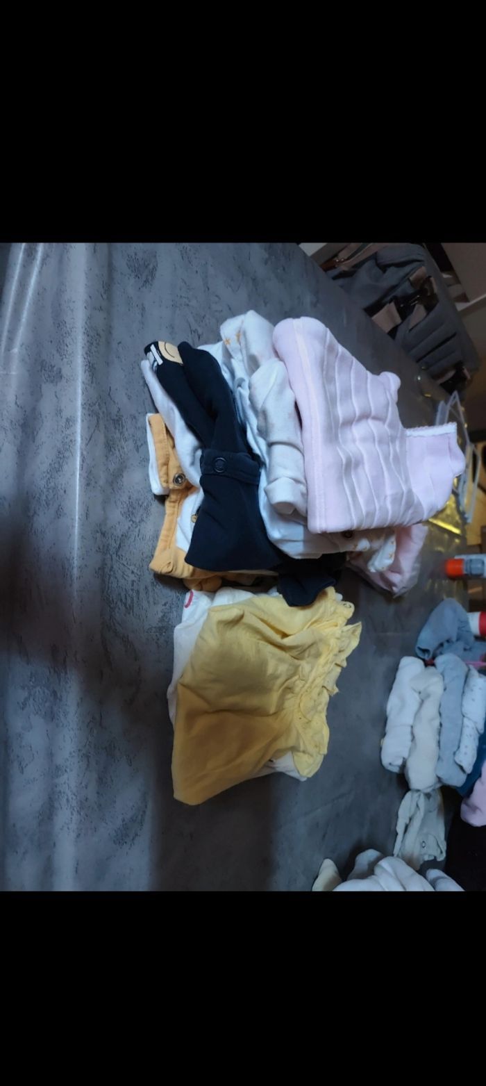 Vends vêtements 1 mois filles - photo numéro 3