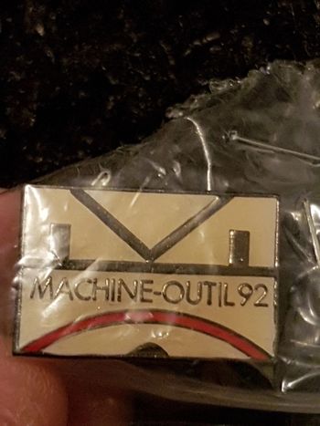 Pin's vintage machine-outil 92