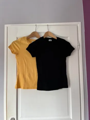 Lot 2 t-shirts près du corps – Pimkie – Taille S – Noir & Jaune/Orange
