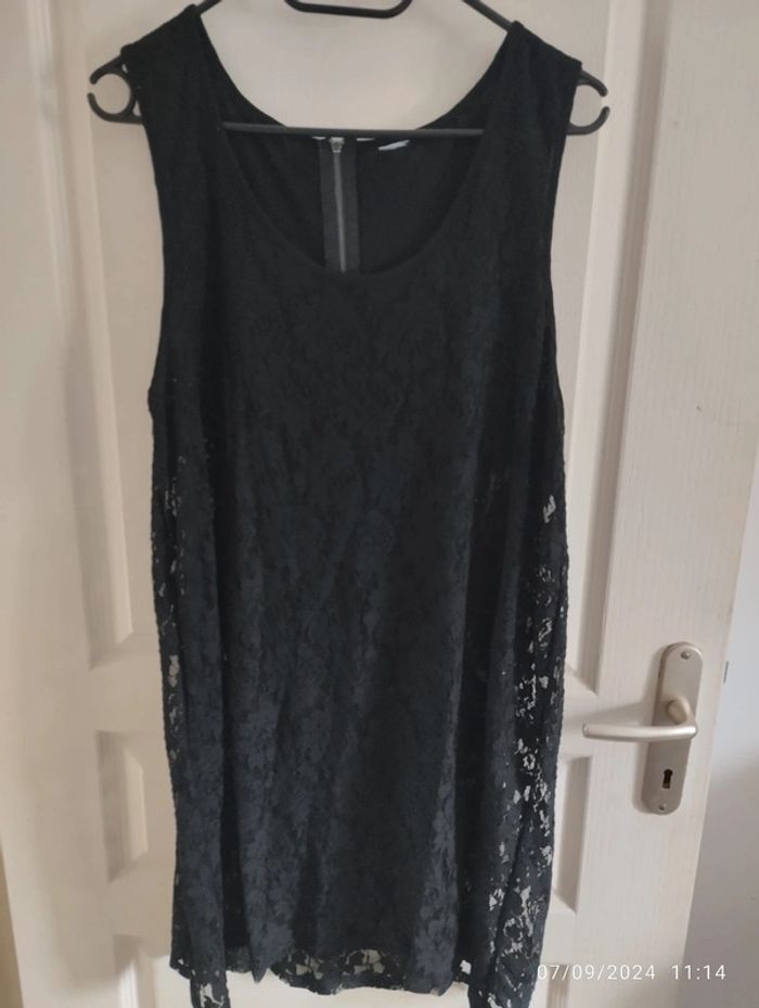 Robe noire dentelle transparente