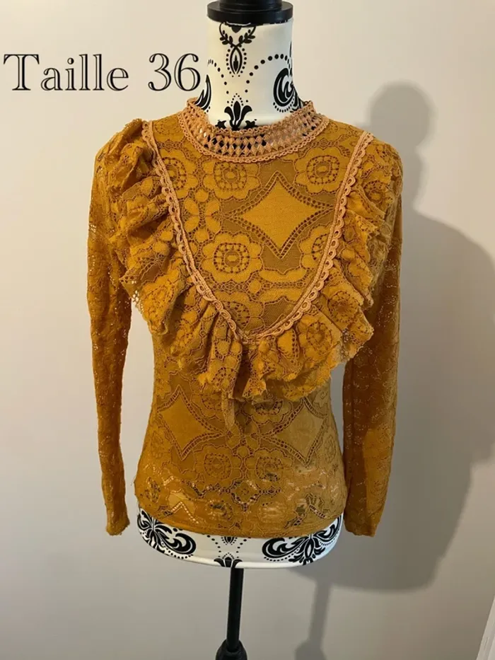 Blouse moutarde en dentelle et volant - Taille 36