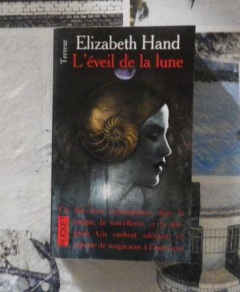 L'éveil de la lune de Elizabeth HAND Ed. Pocket