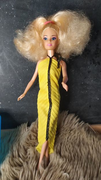 poupée mannequin en robe jaune