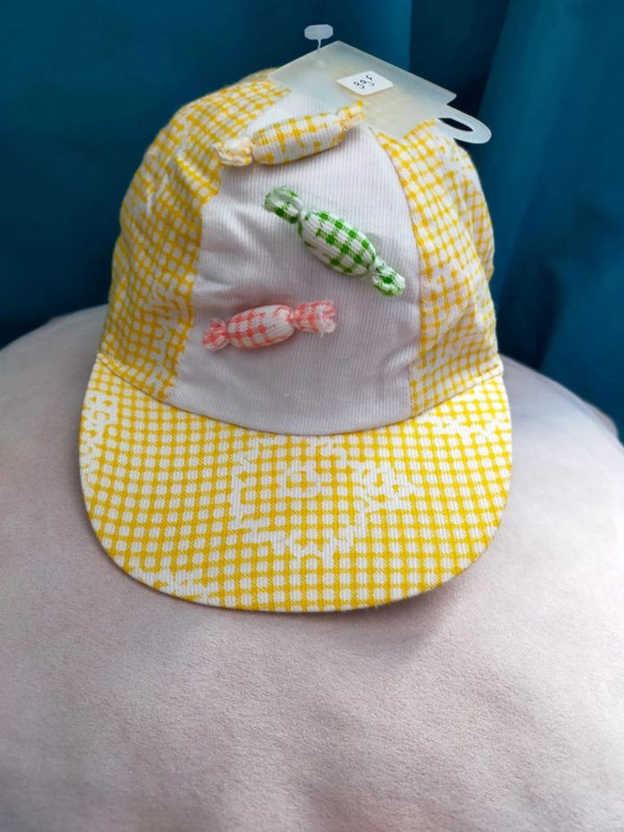 Casquette bébé à carreaux jaune – motif bonbons 3D