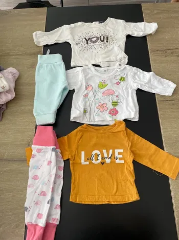 Lot de 3 teeshirt manches longues  + 2 pantalons fille 1 mois