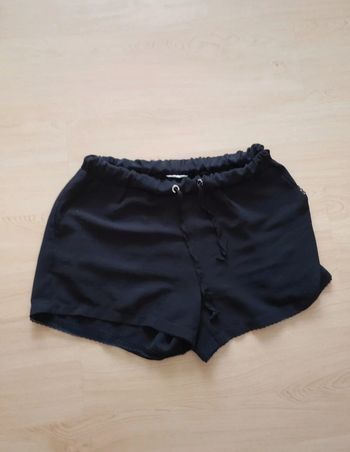 Short court noir