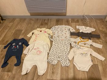 Lots pyjama et bodies fille 1 mois