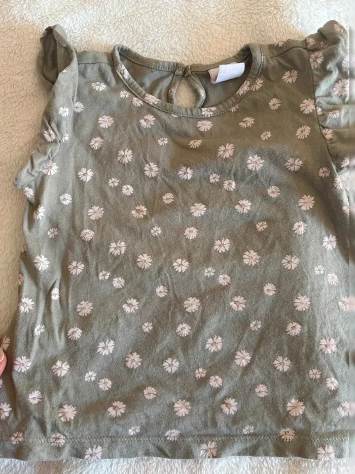 Tee-shirt H&M bébé fille vert kaki à fleurs – 9/12 mois - photo numéro 4