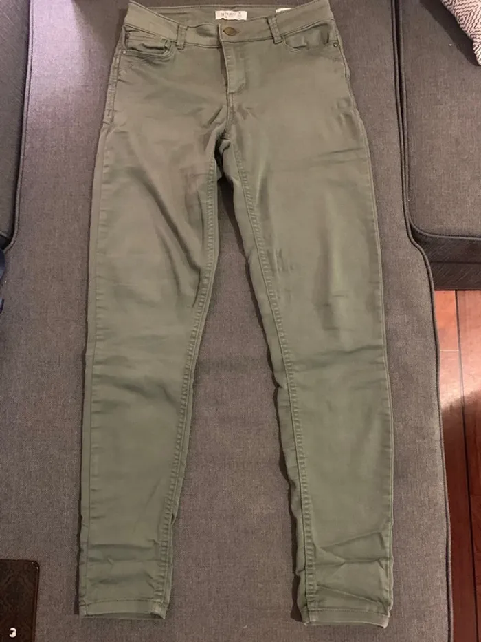 Pantalon kaki.