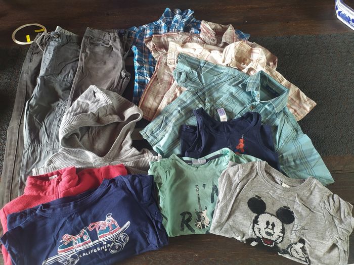 Lot 13 vêtements garçon 6 ans