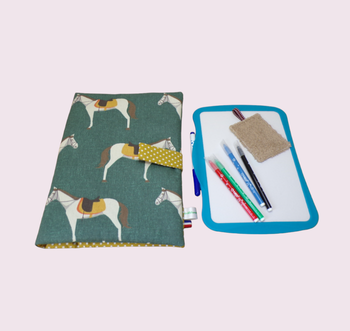 pochette range ardoise et crayons, effaceur offert, modèle cheval fond vert