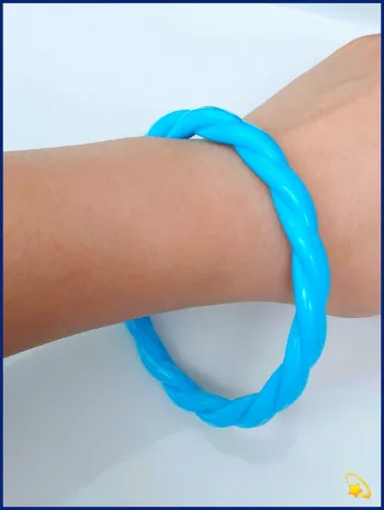 Bracelet jonc torsadé bleu en acrylique – Bijou tendance léger et élégant