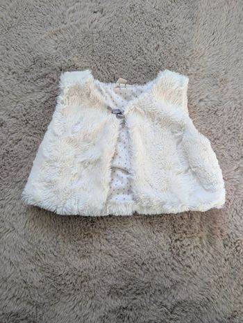 Gilet sans manches fourrure Boîte à Malices 12 mois – blanc crème – très bon état