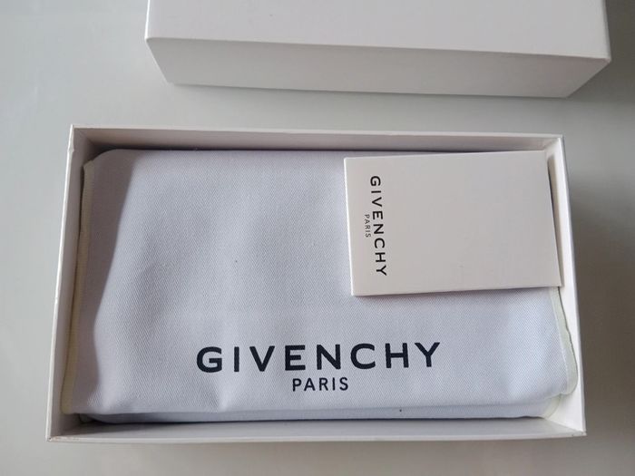 Porte feuille zippé Givenchy neuf - photo numéro 16
