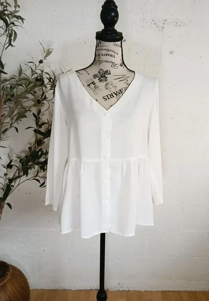 👚 Chemisier blanc cassé à volant – Coupe large – Taille 40 estimée – Très bon état