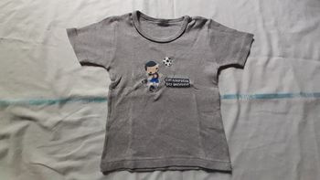 Tee-shirt gris motif footballeur