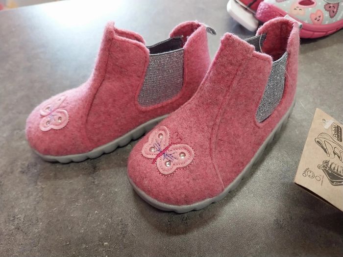 paire de chaussons fille pointure 21 NEUF