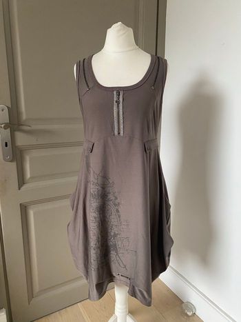 Robe marron avec fausse fermeture 