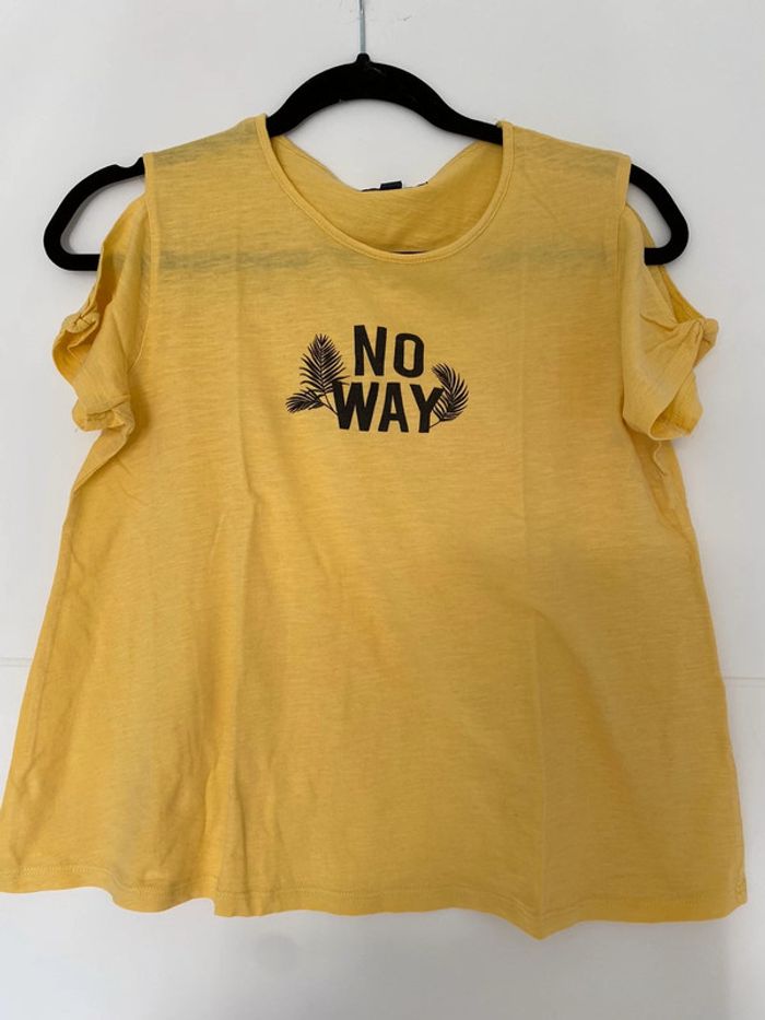 Tee-shirt jaune ouvert aux épaules