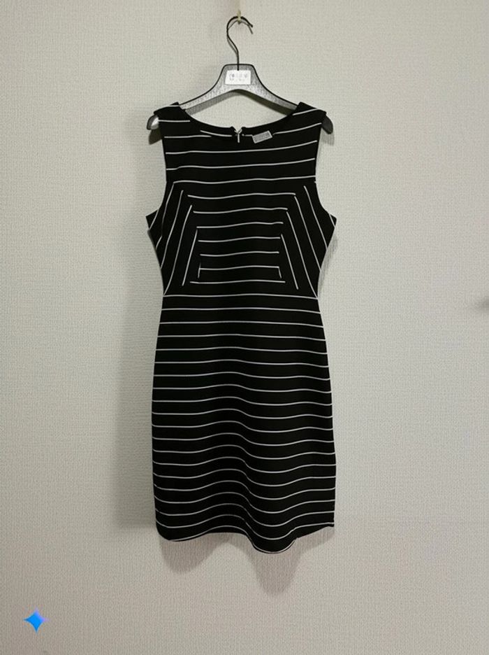 Robe Dresses Yessica (C&A) noire à rayures blanches, coupe droite, allure graphique et chic - photo numéro 2
