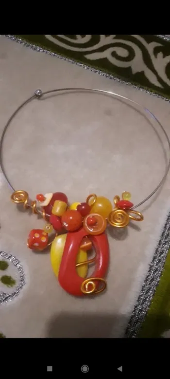 Collier ras de cou fait à la main artisanale en très bon état très original
