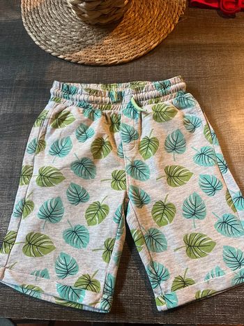 Short, marque orchestra taille huit ans. Parfait état.
