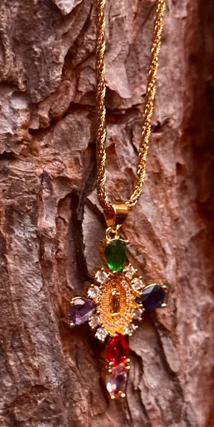 Collier acier inoxydable or croix cristaux couleurs et blanc vierge gravée au centre habaha paris - photo numéro 2