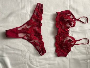Ensemble de lingerie rouge dentelle neuf