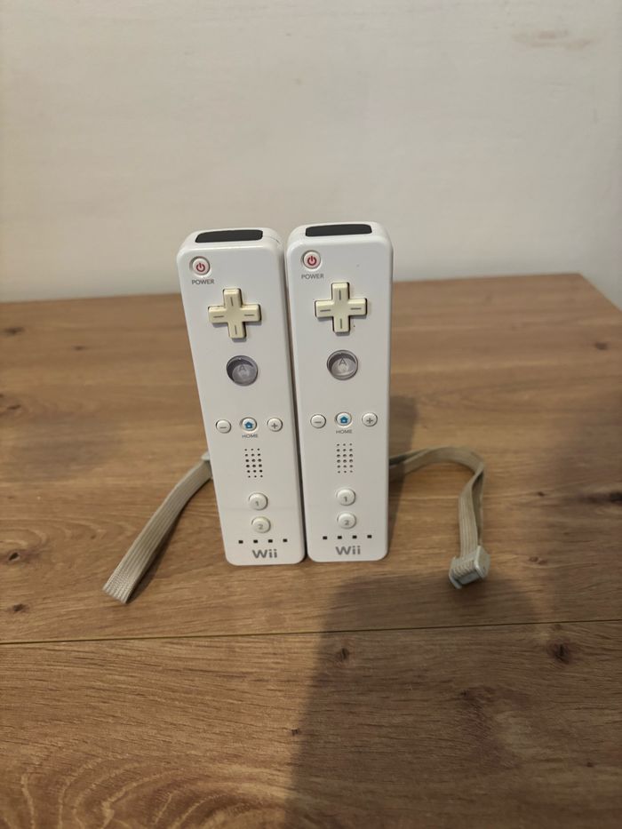 Lot 2 manettes Nintendo Wii