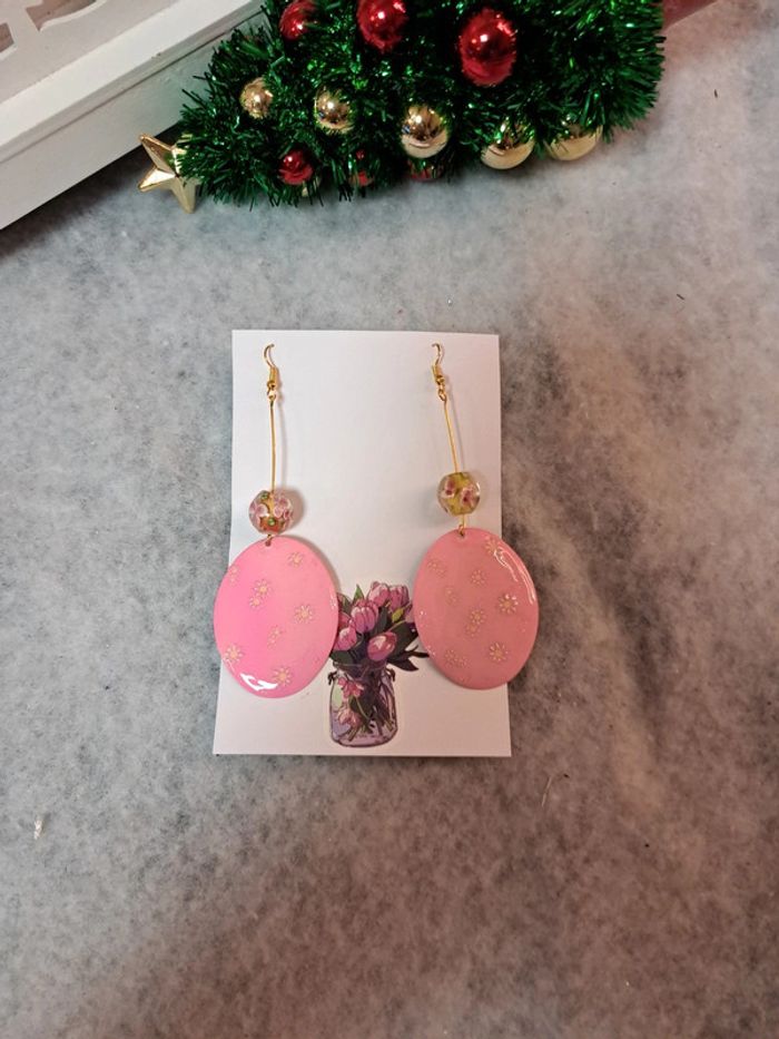 Boucles d'oreilles pendante en résine - photo numéro 5