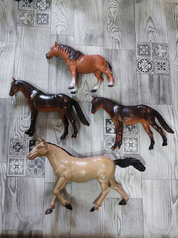 Lot 4 chevaux PVC plastiques