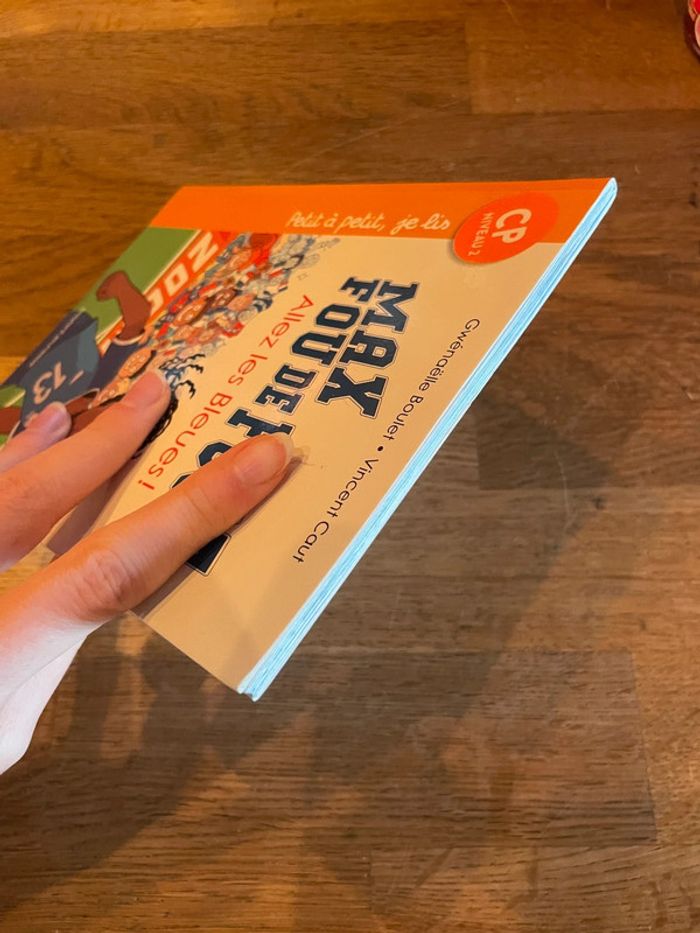 Livre Petit à petit je lis Max fou de foot Allez les bleues ! CP Niveau 2 - photo numéro 5