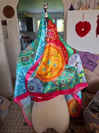 Foulard femme 90 sur 90 cm neuf prix 1 euro 50