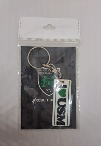 Porte-clés "I💚USM".
5,5x2cm.
NEUF, mais un anneau rouillé.
