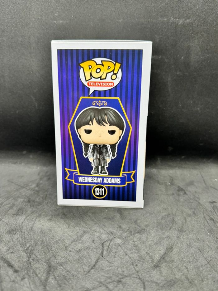 Funko pop Wednesday Addams 1311 Hot Topic - photo numéro 3
