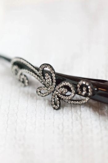 Pince bec avec un papillon à strass