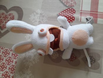 Peluche lapin crétin
