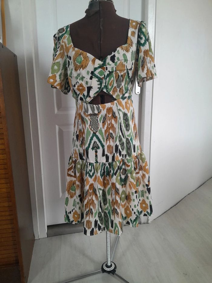 Jolie robe été courte smock au dos ouvert sur le ventre manches bouffantes Ravibelle paris