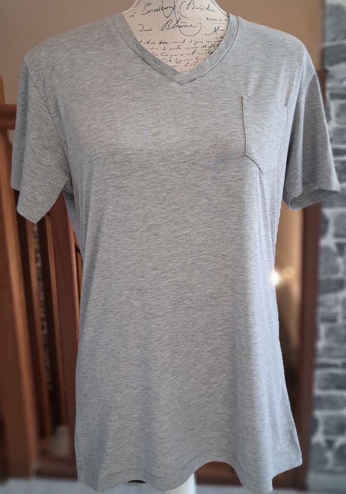 Long tee-shirt gris avec le col en V - photo numéro 1