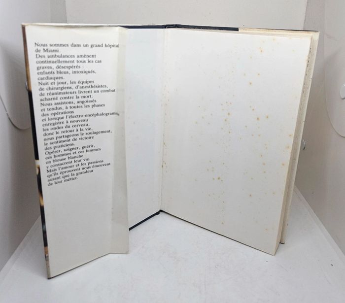 "Femmes en blouse blanche", de Slaughter.
338 pages.
ISBN : 2.7242.3615.7 - photo numéro 3