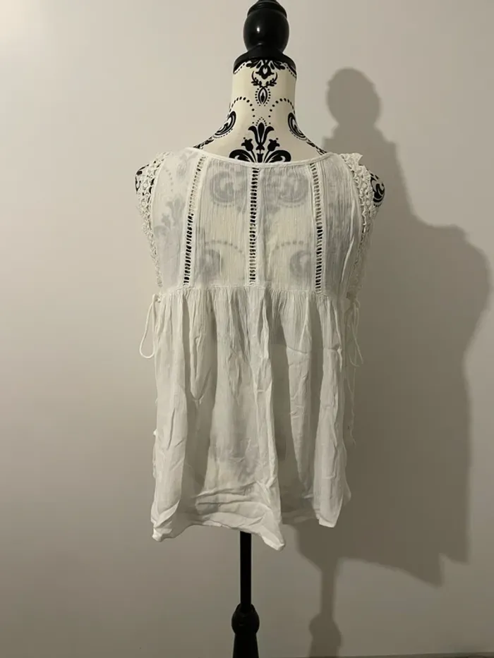 Débardeur blouse sans manche blanc ample crochet dentelle au col noeud coté Mango taille S - photo numéro 6