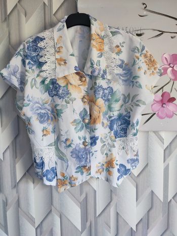 Chemisier vintage fleurie détails dentelle et nœud 