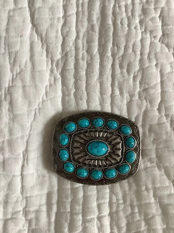 Boucle de ceinture métal argenté et imitation turquoises