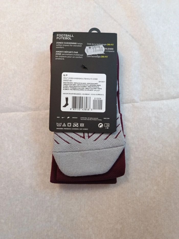 Chaussettes de foot Nike équipe FC Barcelone taille 34/38 authentique neuf - photo numéro 2