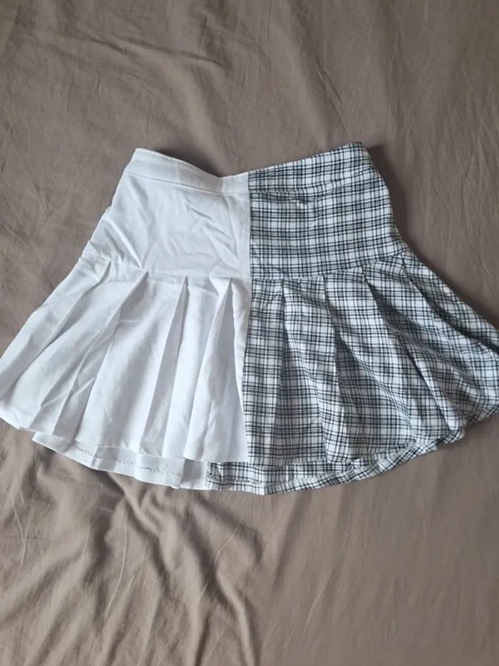 Mini-jupe blanche a carreaux